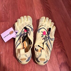 NWT Vibram Five Fingers